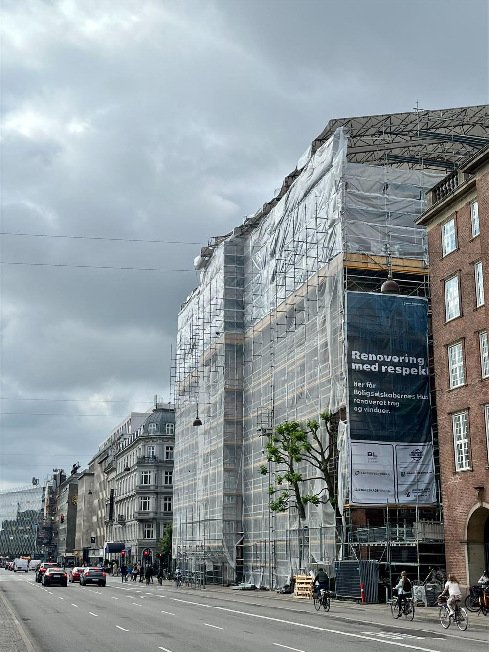 Boligselskabernes Hus, H.C. Andersens Boulevard, her i stilladsindpakning, er et af Bang & Beenfeldts nyere hovedstadsprojekter. Boligselskabernes Hus, H.C. Andersens Boulevard, her i stilladsindpakning, er et af Bang & Beenfeldts nyere hovedstadsprojekter.