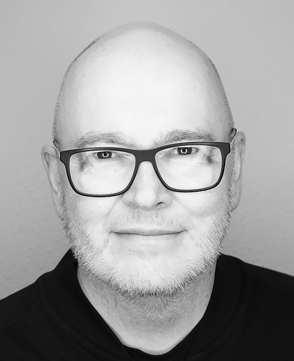 Vi sikrer, at vores kunder kan have balancen i sikkerhed og frihed, siger IT-forretningskonsulent i Cadesign base, Kenn Weinreich. Vi sikrer, at vores kunder kan have balancen i sikkerhed og frihed, siger IT-forretningskonsulent i Cadesign base, Kenn Weinreich.