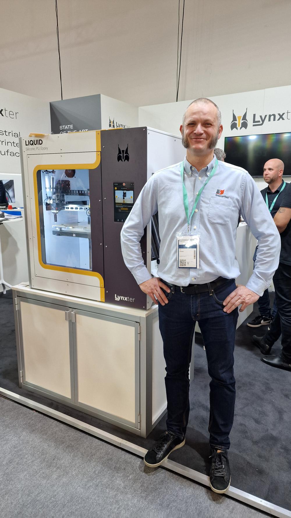 På Formnext-messen 2024 var kanskje den gladeste maskinselgeren fra Norge: Geir Jarle Jensen fra Biesterfeld Norge AS Norge, på standen til Lynxter SAS ved den nye maskinen På Formnext-messen 2024 var kanskje den gladeste maskinselgeren fra Norge: Geir Jarle Jensen fra Biesterfeld Norge AS Norge, på standen til Lynxter SAS ved den nye maskinen