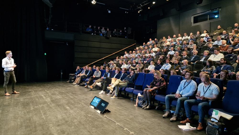 Fullsatt sal med 180 deltakere på AM-konferansen – NCAM 2024 – i Hammerfest. Fullsatt sal med 180 deltakere på AM-konferansen – NCAM 2024 – i Hammerfest.