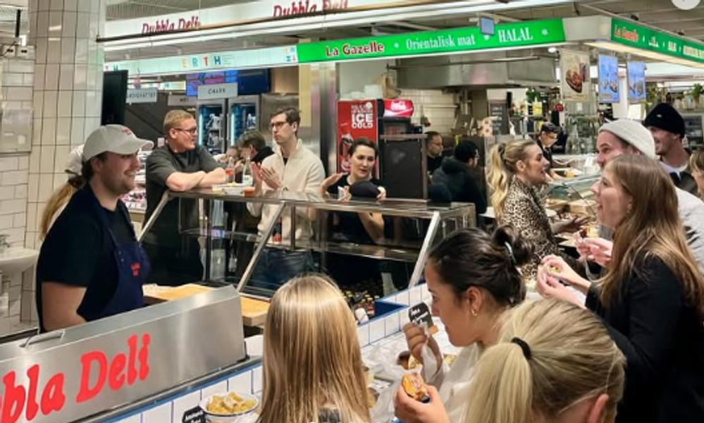 Dubbla deli öppnade i Hötorgshallen den 25 november. Dubbla deli öppnade i Hötorgshallen den 25 november.