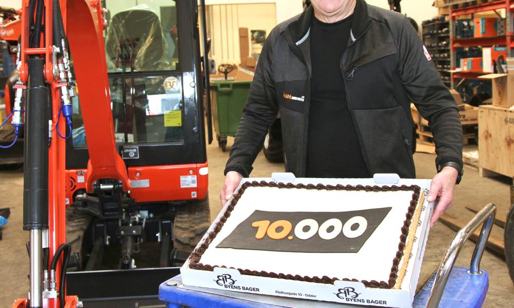 Torben Ulriksen, som etablerede Tiltman i Odder i 2008, har netop afleveret tilt nummer 10.000 - ledsaget af en til lejligheden passende kage. Torben Ulriksen, som etablerede Tiltman i Odder i 2008, har netop afleveret tilt nummer 10.000 - ledsaget af en til lejligheden passende kage.