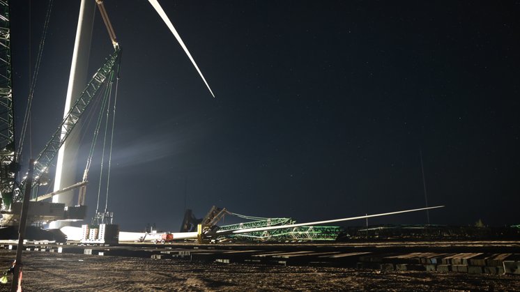 190 meter high crane overturned – 2500 liters of oil spilled 190 meter high crane overturned – 2500 liters of oil spilled