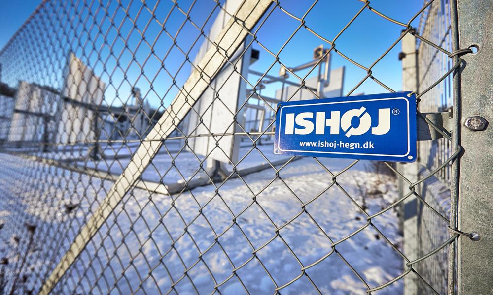 - Mange kender det blå Ishøj-skilt, som sidder på utallige hegn, porte og låger over hele landet, og vores mål er at skilte endnu mere med Ishøj Hegn og løfte virksomheden til nye højder, siger Thomas Bentsen, der har købt familiefirmaet. - Mange kender det blå Ishøj-skilt, som sidder på utallige hegn, porte og låger over hele landet, og vores mål er at skilte endnu mere med Ishøj Hegn og løfte virksomheden til nye højder, siger Thomas Bentsen, der har købt familiefirmaet.