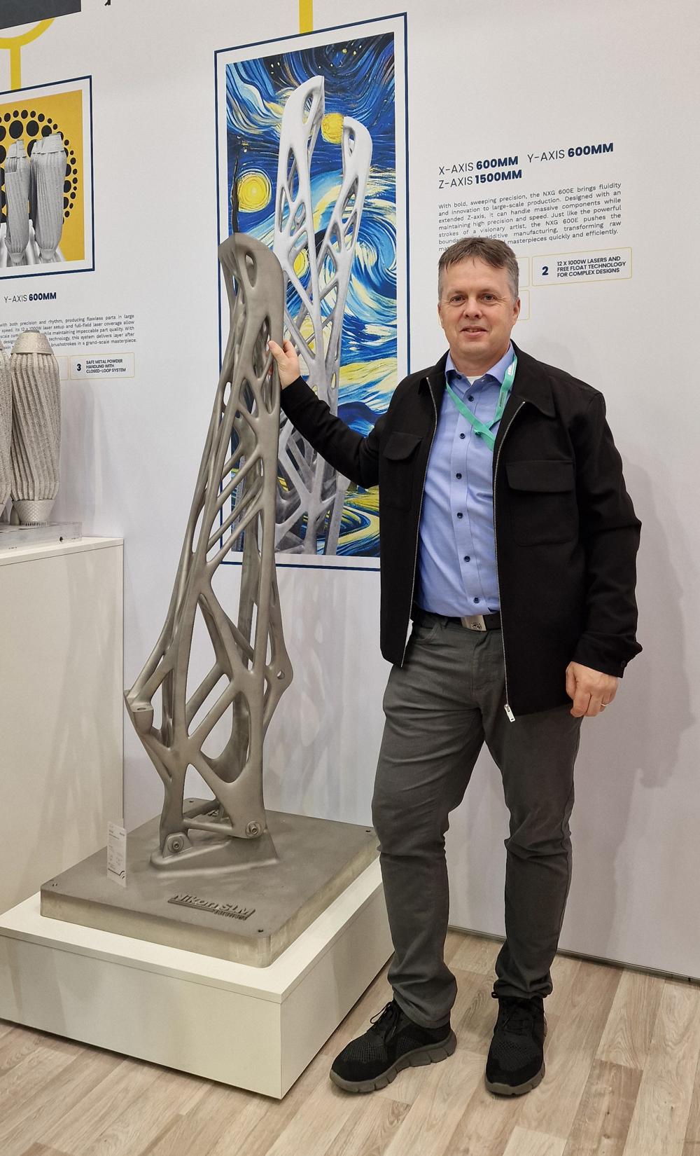 Nikon SLM Solutions fikk mye oppmerksomhet for sitt NXG 600E-system, som representerer neste generasjon innen additiv metallproduksjon. - Denne maskinen er spesielt designet for storskalaproduksjon og er optimalisert for store komponenter som krever høy presisjon og rask produksjon. Den er utstyrt med 12 kraftige 1000-watts lasere. Dette gjør det mulig å produsere store deler på en brøkdel av tiden, forteller Ove Undheim, maskinselger hos Kaspo Maskin AS. Nikon SLM Solutions fikk mye oppmerksomhet for sitt NXG 600E-system, som representerer neste generasjon innen additiv metallproduksjon. - Denne maskinen er spesielt designet for storskalaproduksjon og er optimalisert for store komponenter som krever høy presisjon og rask produksjon. Den er utstyrt med 12 kraftige 1000-watts lasere. Dette gjør det mulig å produsere store deler på en brøkdel av tiden, forteller Ove Undheim, maskinselger hos Kaspo Maskin AS.