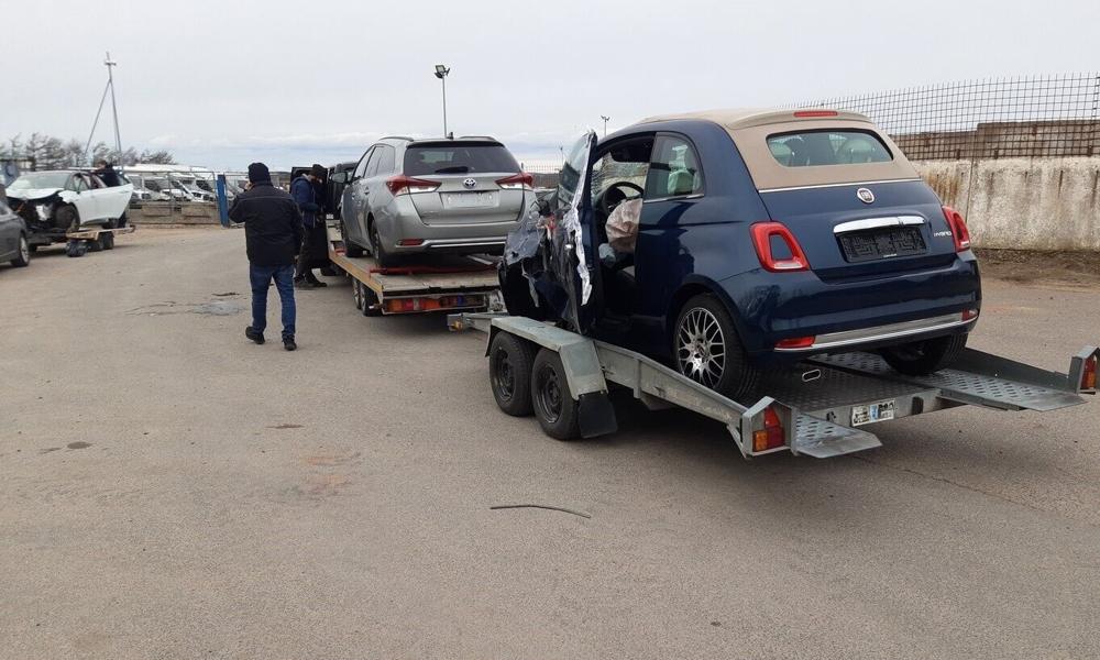 Bilden visar när den krockade bilen hämtas från den danska bilhandlaren. Registreringsnumret har maskats men bilen tillhör bilhandlarens samarbetspartner. Bilden visar när den krockade bilen hämtas från den danska bilhandlaren. Registreringsnumret har maskats men bilen tillhör bilhandlarens samarbetspartner.