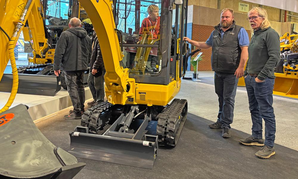 Komatsu lyste naturligvis gult, og det fik mange til at stoppe op og tage ikke mindst minigraverne i nærmere øjesyn. Dem solgte Scantruck fire af på Agromek 2024. Komatsu lyste naturligvis gult, og det fik mange til at stoppe op og tage ikke mindst minigraverne i nærmere øjesyn. Dem solgte Scantruck fire af på Agromek 2024.