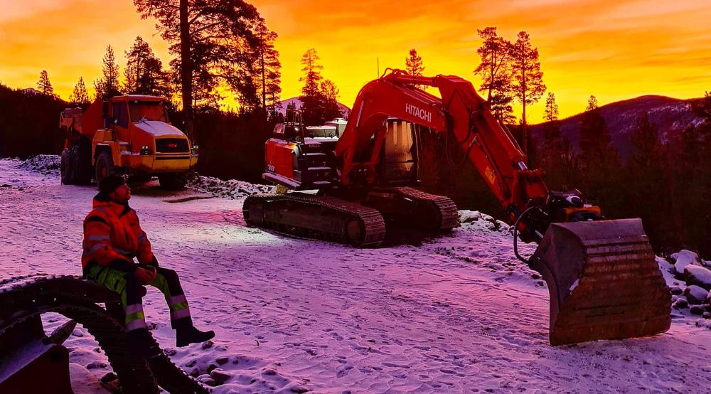 En liten pust i bakken med kaffekoppen. Jon Arild Jøingsli trives godt i jobben, der han stort sett er alene. En liten pust i bakken med kaffekoppen. Jon Arild Jøingsli trives godt i jobben, der han stort sett er alene.