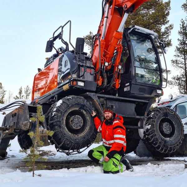På med kjettingene på hjulgraveren. På med kjettingene på hjulgraveren.