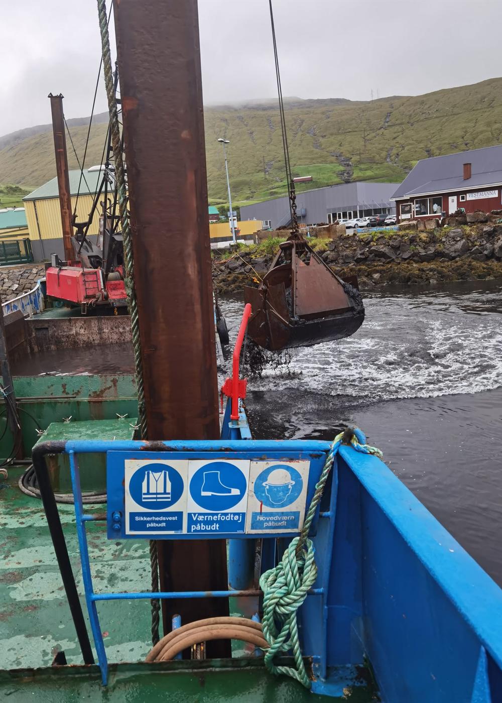 Mere end 10.000 kbm sediment og sten er fjernet fra havnebassinet. Mere end 10.000 kbm sediment og sten er fjernet fra havnebassinet.
