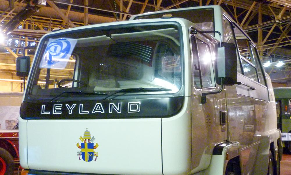 Leyland Constructors version från 1982 var en av de första med skottsäkert glas efter ett mordförsök på påve Johannes Paulus II året innan. Leyland Constructors version från 1982 var en av de första med skottsäkert glas efter ett mordförsök på påve Johannes Paulus II året innan.