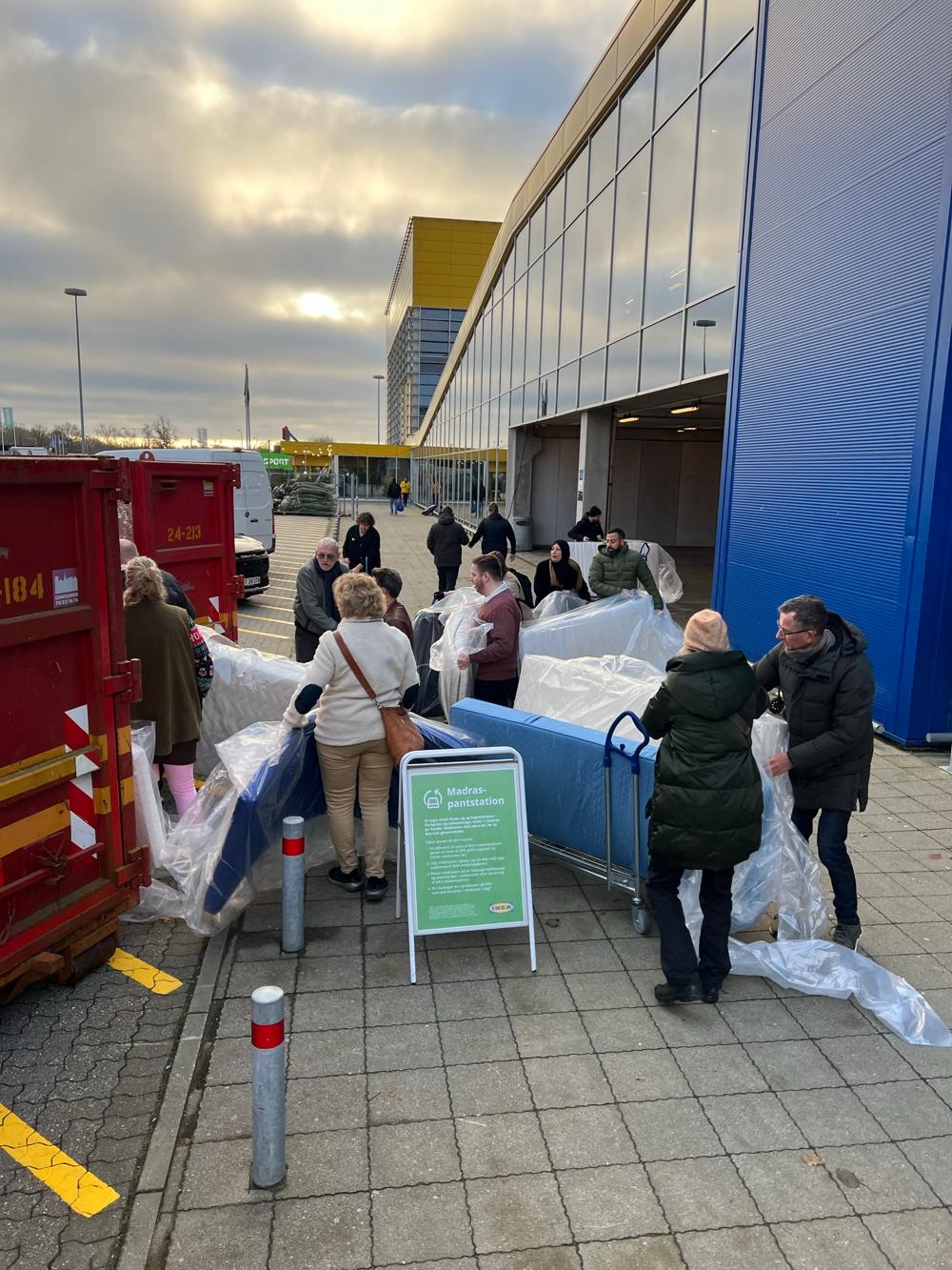 Der var lange køer for at aflevere brugte madrasser til fordel for værdibeviser til Ikea på Black Friday. Der var lange køer for at aflevere brugte madrasser til fordel for værdibeviser til Ikea på Black Friday.