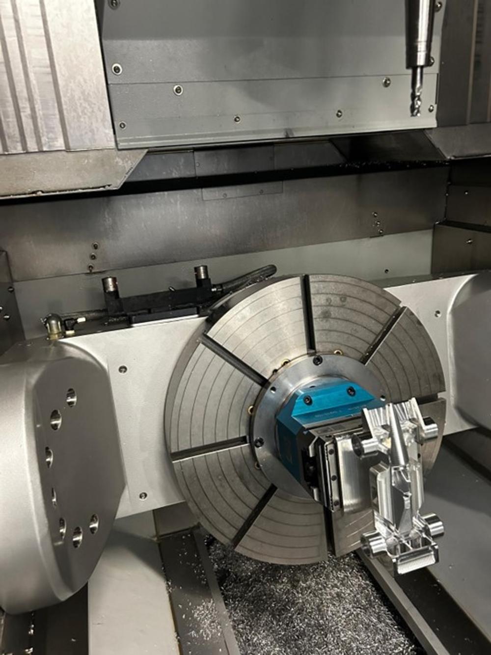 Bridgeport XT 630 kan frese 5-akser simultant. Bridgeport XT 630 kan frese 5-akser simultant.