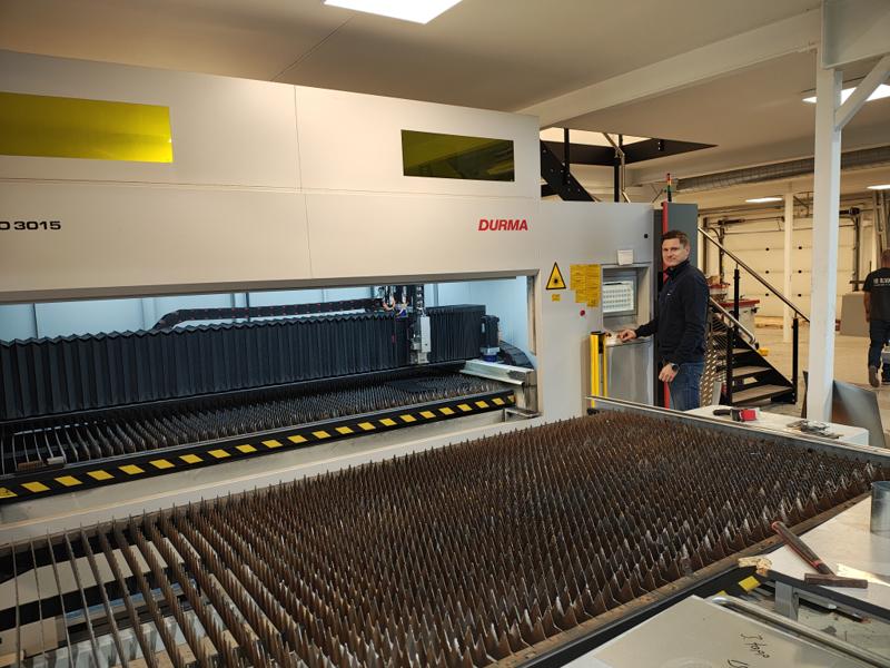 Alexander Gaarde ved Durma fiberlaser. Alexander Gaarde ved Durma fiberlaser.