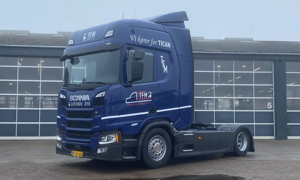 Tican Fresh Meat Transport får i den kommende tid leveret i alt 20 Scania 460 R til at køre med slagtesvin. Tican Fresh Meat Transport får i den kommende tid leveret i alt 20 Scania 460 R til at køre med slagtesvin.