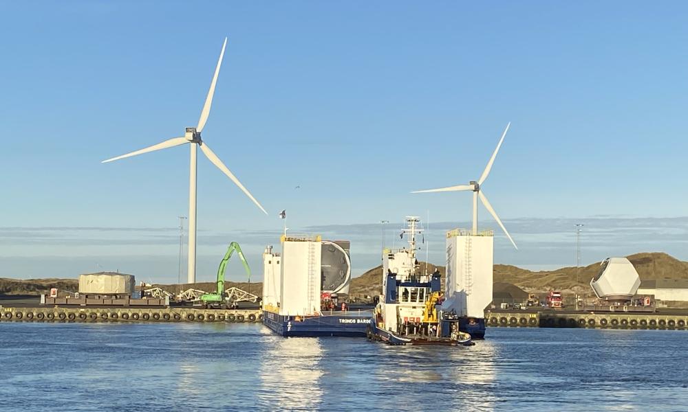 Vindmølleelementerne begyndte deres rejse den 6. december på lastbiler. Nu går turen ind i en ny fase pr. søtransport. Vindmølleelementerne begyndte deres rejse den 6. december på lastbiler. Nu går turen ind i en ny fase pr. søtransport.