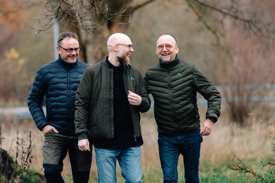 Buus A/S er ejet af Anders Bjørnlund (tv) og Kristian Buus (th). Ny adm. direktør er Kim Bisgaard (i midten). Buus A/S er ejet af Anders Bjørnlund (tv) og Kristian Buus (th). Ny adm. direktør er Kim Bisgaard (i midten).