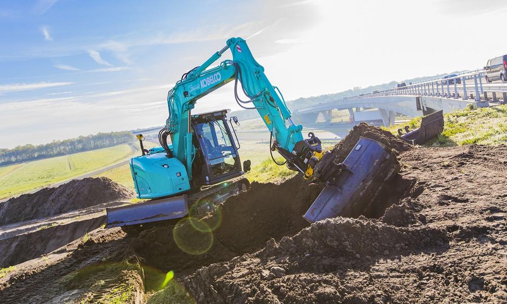 Kobelco SK75SR-7 er en gravemaskin med maskinvekt på nær 8 tonn. Kobelco SK75SR-7 er en gravemaskin med maskinvekt på nær 8 tonn.