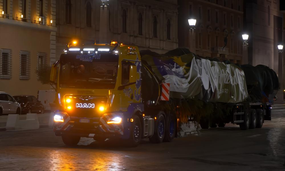 Det 29 meter høje juletræ blev primært fragtet om natten de 650 km fra Trentino til Rom. Det 29 meter høje juletræ blev primært fragtet om natten de 650 km fra Trentino til Rom.