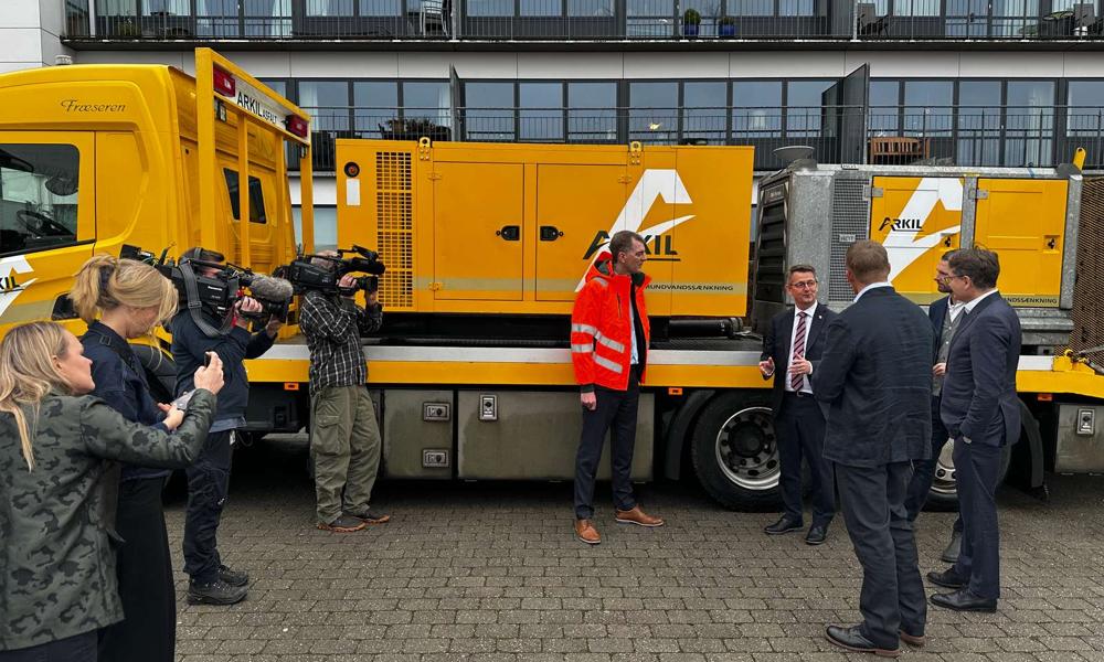 Arkil og Falck præsenterede Virksomhedsberedskabet plejehjemmet Bøgeskovhus den 2. december 2024. I baggrunden ses en af de mobile strømgeneratorer, som anlægsentreprenøren blandt andet kan bringe i spil i tilfælde af katastrofer. Arkil og Falck præsenterede Virksomhedsberedskabet plejehjemmet Bøgeskovhus den 2. december 2024. I baggrunden ses en af de mobile strømgeneratorer, som anlægsentreprenøren blandt andet kan bringe i spil i tilfælde af katastrofer.