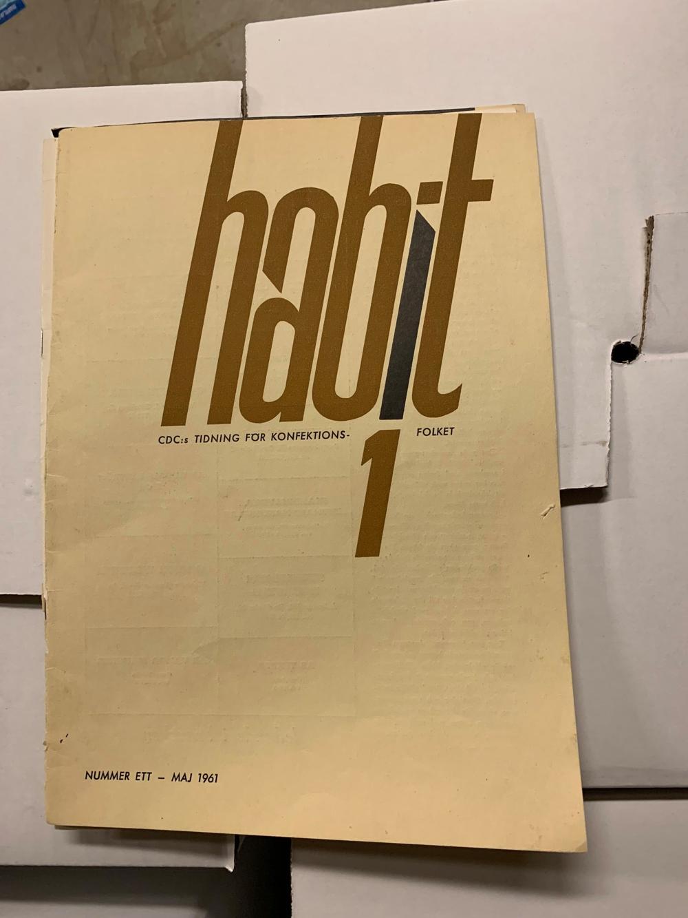 Habits allra första nummer fotat ovanpå flyttkartonger då Habits redaktion flyttade till nytt kontor. Habits allra första nummer fotat ovanpå flyttkartonger då Habits redaktion flyttade till nytt kontor.