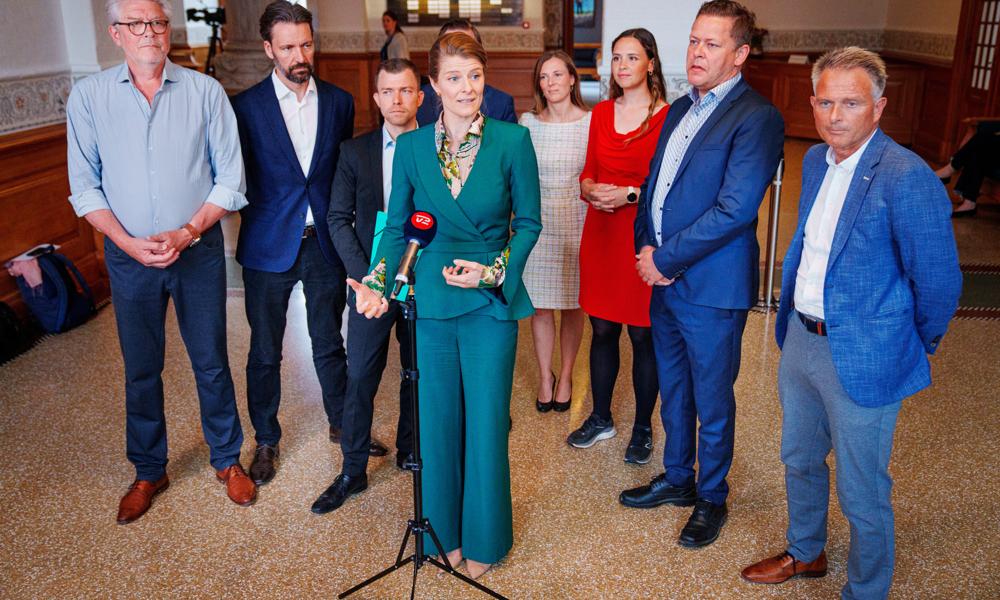 Entreprenørstoppet er et af tiltagene fra maj måned, hvor regeringen (Socialdemokratiet, Venstre og Moderaterne), Danmarksdemokraterne, Socialistisk Folkeparti, Enhedslisten, Radikale Venstre, Dansk Folkeparti og Alternativet indgik en aftale om at begrænse social dumping på danske arbejdspladser. Entreprenørstoppet er et af tiltagene fra maj måned, hvor regeringen (Socialdemokratiet, Venstre og Moderaterne), Danmarksdemokraterne, Socialistisk Folkeparti, Enhedslisten, Radikale Venstre, Dansk Folkeparti og Alternativet indgik en aftale om at begrænse social dumping på danske arbejdspladser.