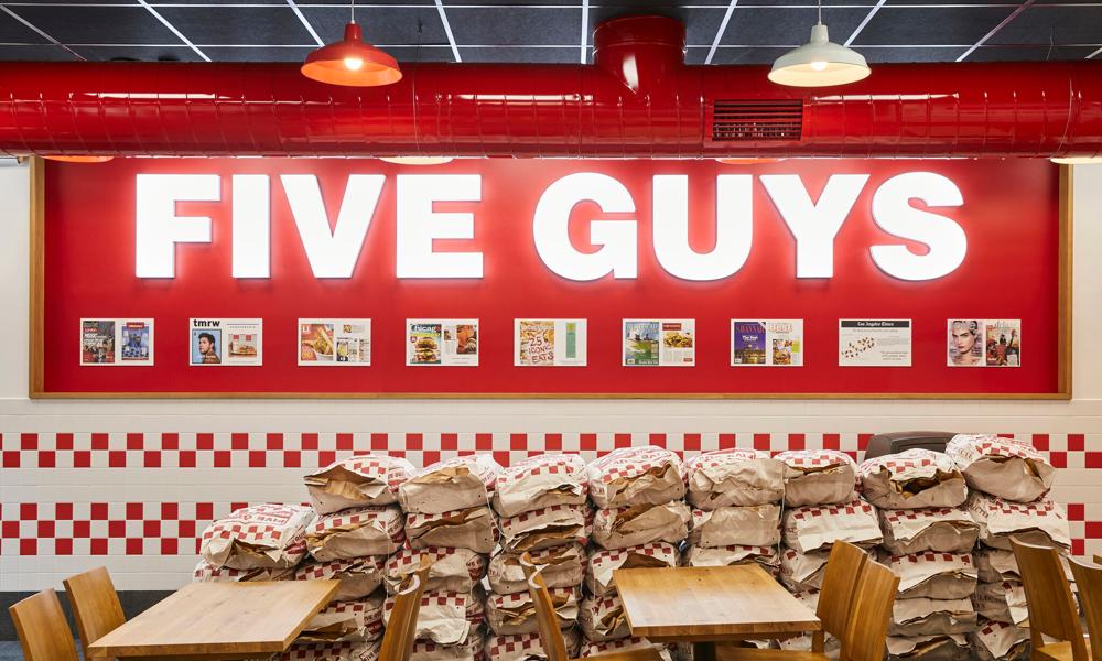 Five Guys skiljer ut sig från andra burgarkedjor med sitt american diner-koncept. Five Guys skiljer ut sig från andra burgarkedjor med sitt american diner-koncept.