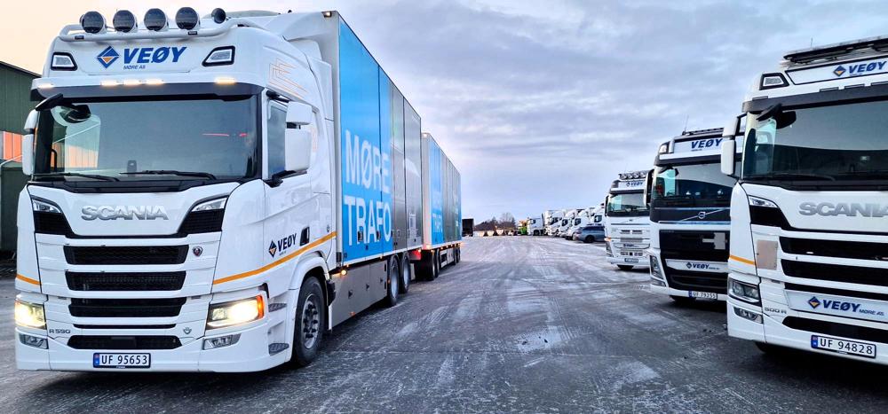 Til venstre står en Scania med Møre Trafo reklame på. Dette er den siste bilen Veøy Møre fikk, og den ble overlevert fredag 20. desember. Til venstre står en Scania med Møre Trafo reklame på. Dette er den siste bilen Veøy Møre fikk, og den ble overlevert fredag 20. desember.