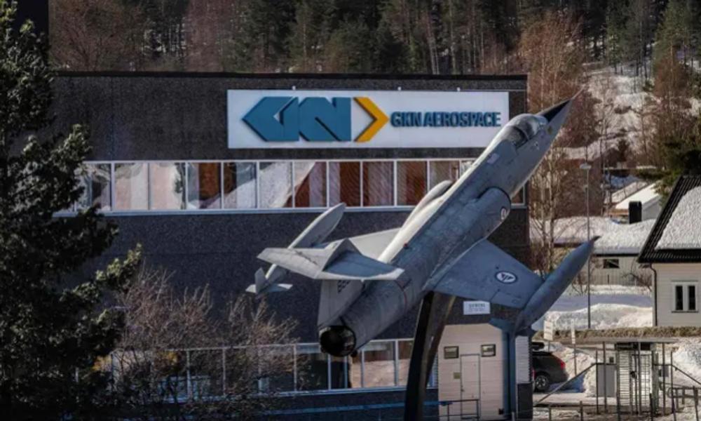Stått der lenge: Jagerflyet, som ble tilgriset av blod på nyttårsaften, har stått utenfor GKN Aerospaces lokaler siden 2000. Stått der lenge: Jagerflyet, som ble tilgriset av blod på nyttårsaften, har stått utenfor GKN Aerospaces lokaler siden 2000.