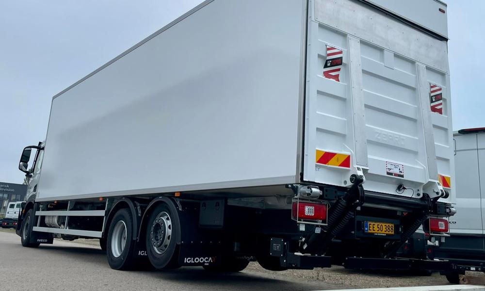 To nye Iveco-kølebiler er leveret til AM+ i Gladsaxe. To nye Iveco-kølebiler er leveret til AM+ i Gladsaxe.