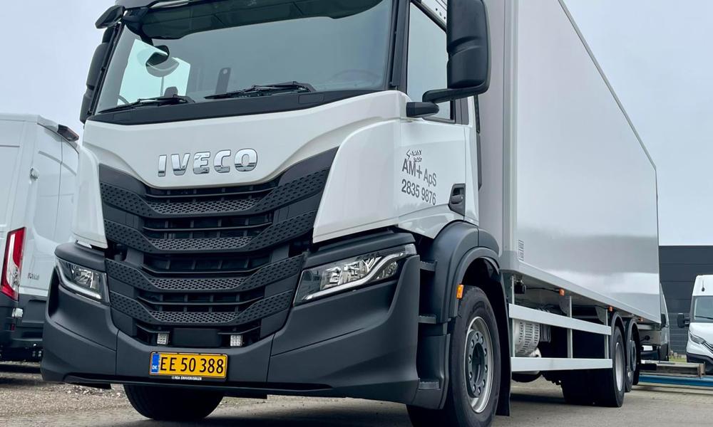 To nye Iveco-kølebiler er leveret til AM+ i Gladsaxe. To nye Iveco-kølebiler er leveret til AM+ i Gladsaxe.