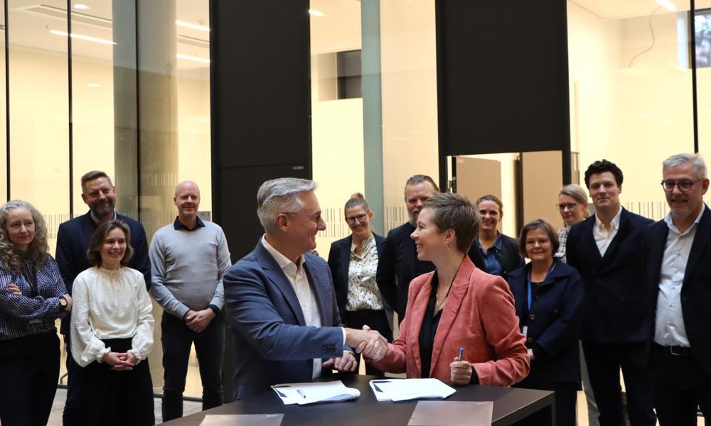 Bygningsstyrelsen og Hoffmann A/S underskrev den 18. december 2024 kontrakten på Strategisk Rammeaftale 2025. Her ses Torben Bjørk Nielsen, adm. direktør i Hoffmann A/S, sammen med Signe Primdal Lyndrup, konstitueret direktør i Bygningsstyrelsen. Bygningsstyrelsen og Hoffmann A/S underskrev den 18. december 2024 kontrakten på Strategisk Rammeaftale 2025. Her ses Torben Bjørk Nielsen, adm. direktør i Hoffmann A/S, sammen med Signe Primdal Lyndrup, konstitueret direktør i Bygningsstyrelsen.