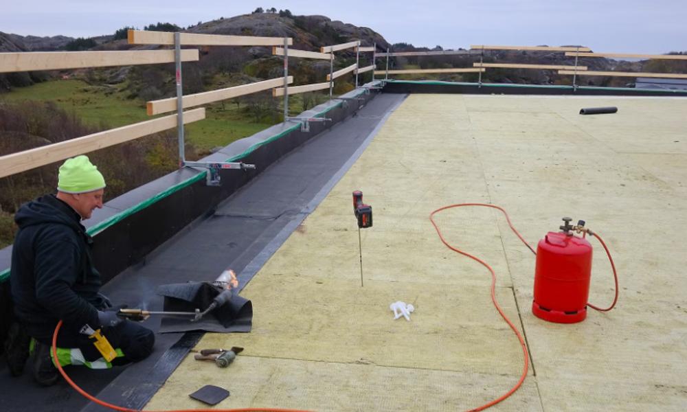 Røffe værforhold: Med beliggenhet ut mot havgapet på Jæren i Rogaland må bygget tåle røffe værforhold. ROCKWOOL tilfredsstiller den gode og nødvendig isoleringen. Røffe værforhold: Med beliggenhet ut mot havgapet på Jæren i Rogaland må bygget tåle røffe værforhold. ROCKWOOL tilfredsstiller den gode og nødvendig isoleringen.