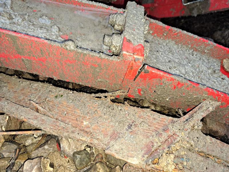 En af de fundne samlinger imellem IPE-drageren og IPE-drager-meterstykket. Arbejdstilsynet noterer: "Bemærk at selve svejsesømmet har sluppet IPE-drageren, samt der hvor enden af IPE-dragerne sidder ved IPE-dragerendepladen er mørke og anløbet." En af de fundne samlinger imellem IPE-drageren og IPE-drager-meterstykket. Arbejdstilsynet noterer: "Bemærk at selve svejsesømmet har sluppet IPE-drageren, samt der hvor enden af IPE-dragerne sidder ved IPE-dragerendepladen er mørke og anløbet."