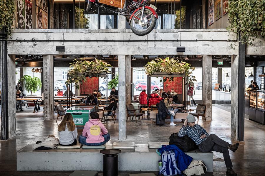 Det moderne hostel, Next House Copenhagen i centrum af København, er et eksempel på, hvordan man kan transformere en bygning, der før havde en helt anden funktion – nemlig som Falcks tidligere hovedkvarter Det moderne hostel, Next House Copenhagen i centrum af København, er et eksempel på, hvordan man kan transformere en bygning, der før havde en helt anden funktion – nemlig som Falcks tidligere hovedkvarter