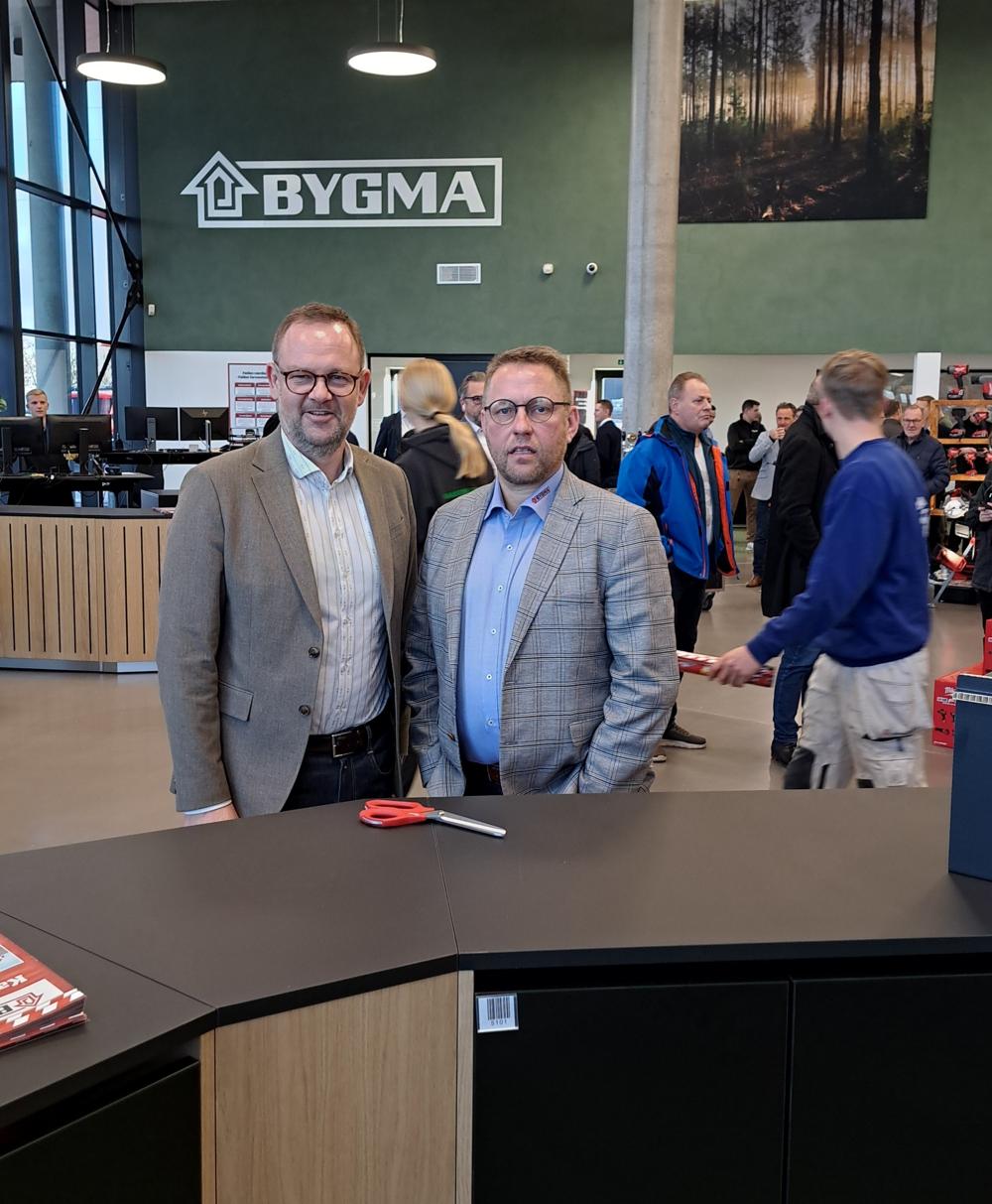 - Vi tror på, at en stærk lokal tilstedeværelse og tæt dialog med vores kunder er vejen frem, udtaler direktør Michael Bertelsen, som her er flankeret af borgmester Jesper Frost Rasmussen (V). - Vi tror på, at en stærk lokal tilstedeværelse og tæt dialog med vores kunder er vejen frem, udtaler direktør Michael Bertelsen, som her er flankeret af borgmester Jesper Frost Rasmussen (V).
