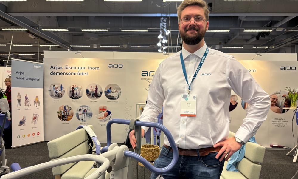 Philip Schelin, produktspecialist på Arjo, berättar att allt från färg till ljud spelar roll där man designar hjälpmedel med hänsyn till demens. Philip Schelin, produktspecialist på Arjo, berättar att allt från färg till ljud spelar roll där man designar hjälpmedel med hänsyn till demens.