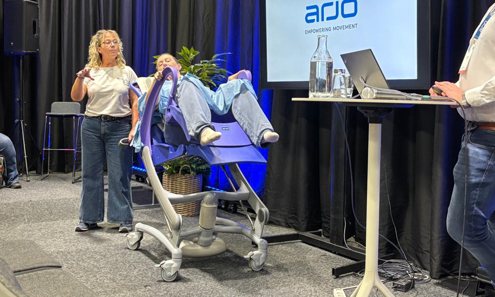 Jenny Skott, produktspecialist på Arjo, demonstrerade en hygienrutin på workshopen. Jenny Skott, produktspecialist på Arjo, demonstrerade en hygienrutin på workshopen.
