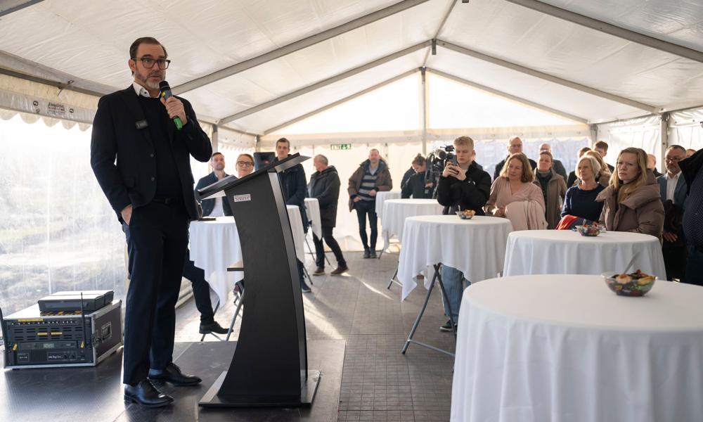 Sygehusdirektør Ricco Dyhr, Sjællands Universitetshospital, holder tale ved markeringen af første spadestik. Sygehusdirektør Ricco Dyhr, Sjællands Universitetshospital, holder tale ved markeringen af første spadestik.