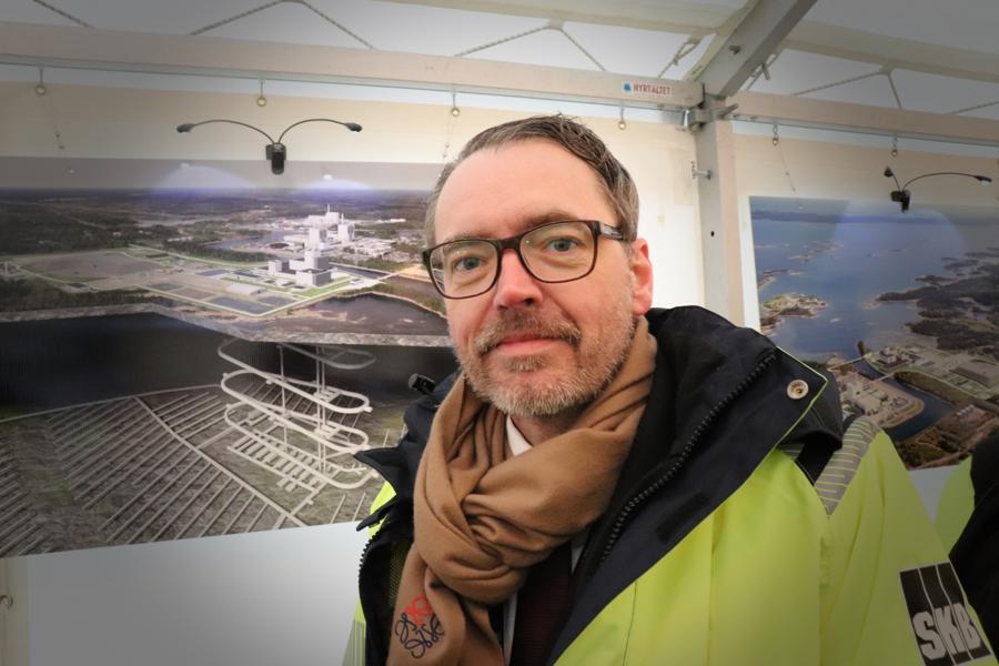 Stefan Engdahl är vd på SKB. I bakgrunden syns en skiss för hur slutförvaret kommer att se ut under jord. Stefan Engdahl är vd på SKB. I bakgrunden syns en skiss för hur slutförvaret kommer att se ut under jord.