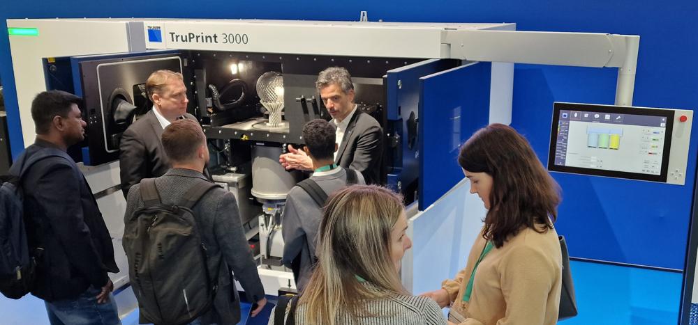 TRUMPF viste på Formnext 2024 oppgraderte 3D-printere som TruPrint 3000 med høyere lasereffekt og bedre kjøling, samt løsninger for økt produktivitet og kostnadsbesparelser i halvlederindustrien. TRUMPF viste på Formnext 2024 oppgraderte 3D-printere som TruPrint 3000 med høyere lasereffekt og bedre kjøling, samt løsninger for økt produktivitet og kostnadsbesparelser i halvlederindustrien.