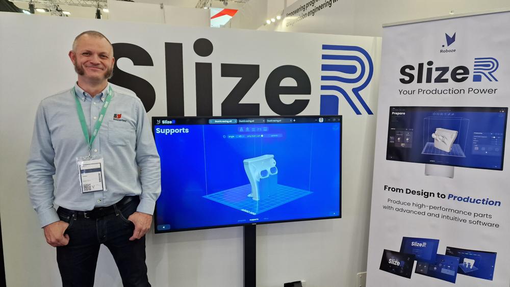 Geir Jarle Jensen fra Biesterfeld Norge AS fremsnakker Roboze sin nye programvare, SlizeR, som effektiviserer overgangen til digital produksjon ved å automatisere arbeidsflyter og redusere produksjonstider. Geir Jarle Jensen fra Biesterfeld Norge AS fremsnakker Roboze sin nye programvare, SlizeR, som effektiviserer overgangen til digital produksjon ved å automatisere arbeidsflyter og redusere produksjonstider.