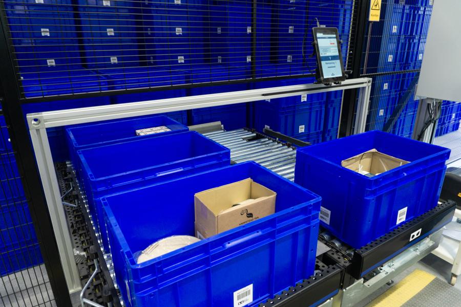 Plukkstasjon kan betjenes manuelt eller automatisert. Plukkstasjon kan betjenes manuelt eller automatisert.