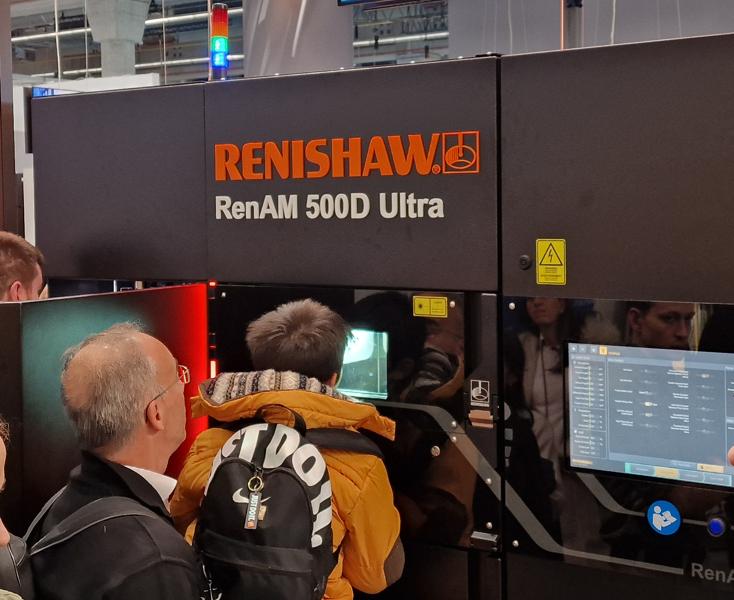 Renishaw avduket sitt nye RenAM 500D-system med dobbel laser for høyere hastighet og presisjon for additiv produksjon i metall. Renishaw avduket sitt nye RenAM 500D-system med dobbel laser for høyere hastighet og presisjon for additiv produksjon i metall.