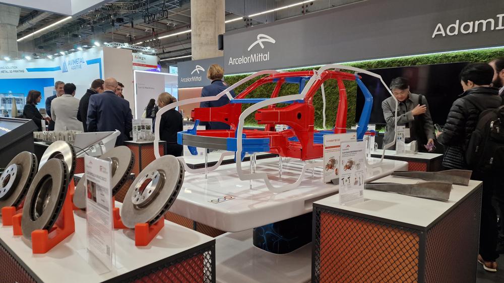 ArcelorMittal presenterte digitale verktøy for å øke produktivitet og kvalitet i 3D-printing, samt AdamIQ™SAM 2, en unik triplexstål med lavere tetthet og høy energiabsorpsjon. ArcelorMittal presenterte digitale verktøy for å øke produktivitet og kvalitet i 3D-printing, samt AdamIQ™SAM 2, en unik triplexstål med lavere tetthet og høy energiabsorpsjon.