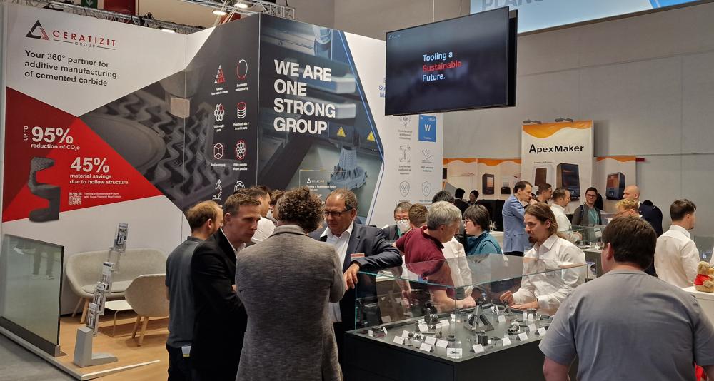 Ceratizit og Plansee stilte ut sammen og presenterte ildfaste metaller som molybden og tungsten, kombinert med additiv produksjon for forbedrede materialegenskaper. Ceratizit og Plansee stilte ut sammen og presenterte ildfaste metaller som molybden og tungsten, kombinert med additiv produksjon for forbedrede materialegenskaper.