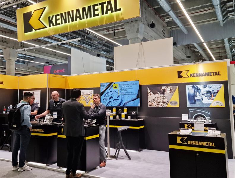 Kennametal presenterte avanserte metallverktøy, inkludert verktøy for metallbearbeiding, konstruksjon og gruvedrift, samt metallpulver og materialer. Kennametal presenterte avanserte metallverktøy, inkludert verktøy for metallbearbeiding, konstruksjon og gruvedrift, samt metallpulver og materialer.