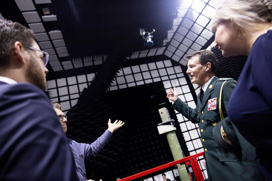 Ved indvielsen af fabrikken blev der blandt andet vist rundt på testfaciliteterne. Ved indvielsen af fabrikken blev der blandt andet vist rundt på testfaciliteterne.