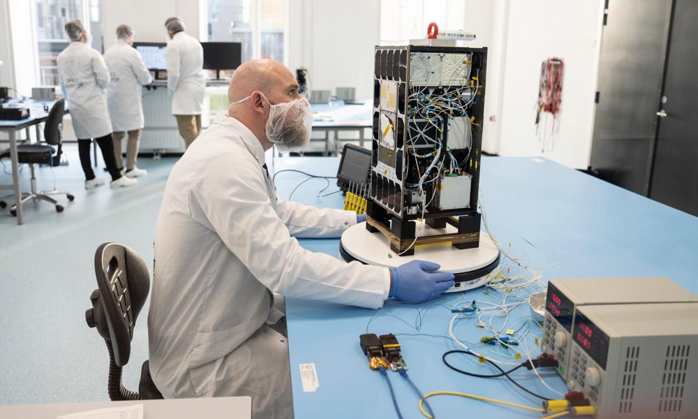 Space Inventors satellitter produceres i klinisk rene miljøer. Space Inventors satellitter produceres i klinisk rene miljøer.