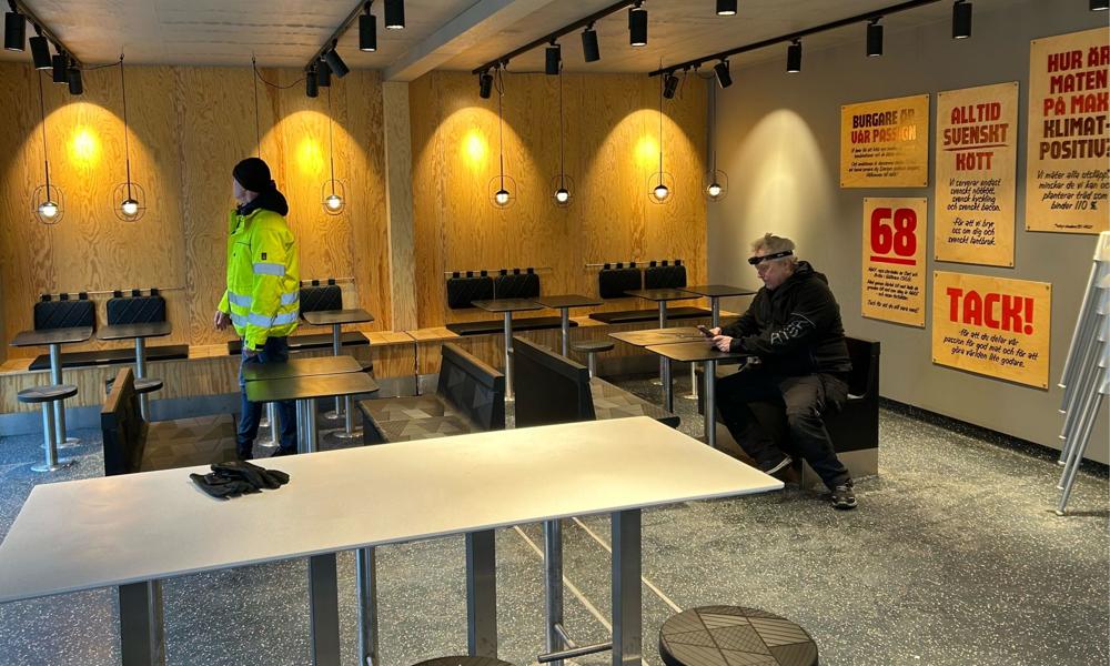 Containerlösningen var på plats rekordsnabbt. 34 timmar efter att branden startade serverade Max hamburgare igen.. Containerlösningen var på plats rekordsnabbt. 34 timmar efter att branden startade serverade Max hamburgare igen..